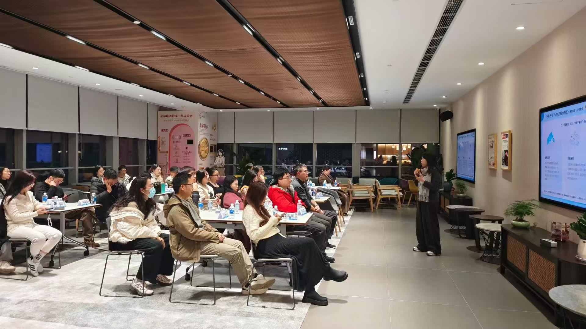 图6 参与者认真聆听与记录